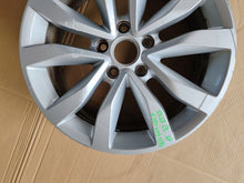 Load image into Gallery viewer, 1x Alufelge 17 Zoll 6.5" 5x112 5C0601025F VW Beetle Rim Wheel FEL2080965650ti