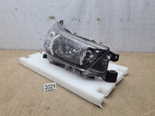 Laden Sie das Bild in den Galerie-Viewer, Frontscheinwerfer Toyota Hilux VIII 1EJ-923364 Rechts Scheinwerfer Headlight SCH6072047314cj