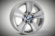 Laden Sie das Bild in den Galerie-Viewer, 4x Alufelge 17 Zoll 8.0" 5x120 30ET Glanz Grau 6790172 BMW 5 F11 F06 F10 F12 FEL4085171239wg