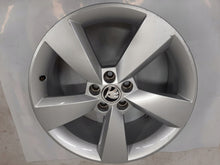 Laden Sie das Bild in den Galerie-Viewer, 1x Alufelge 17 Zoll 7.0&quot; 5x100 46ET Glanz Silber 5JA601025 Skoda Fabia Rapid