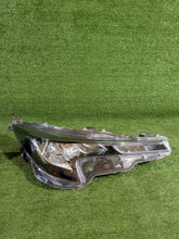 Laden Sie das Bild in den Galerie-Viewer, Frontscheinwerfer Toyota Corolla 81110-02S60 LED Rechts Scheinwerfer Headlight SCH6947507378ve