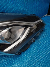 Laden Sie das Bild in den Galerie-Viewer, Frontscheinwerfer Toyota Yaris Rechts Scheinwerfer Headlight
