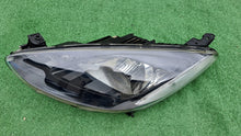 Laden Sie das Bild in den Galerie-Viewer, Frontscheinwerfer Mazda II DR6151040 Halogen Links Scheinwerfer Headlight