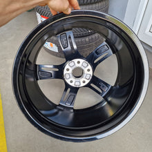 Load image into Gallery viewer, 1x Alufelge 18 Zoll 9.0&quot; 5x112 52ET Glanz Schwarz 8S0601025T Audi Rim Wheel