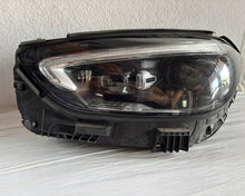 Laden Sie das Bild in den Galerie-Viewer, Frontscheinwerfer Mercedes-Benz A2069064703 LED Ein Stück (Rechts oder Links) SCH2339089254wb
