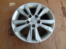 Laden Sie das Bild in den Galerie-Viewer, 1x Alufelge 16 Zoll 6.5&quot; 5x114.3 45ET Silber PZ474-E067D-Z Toyota Auris