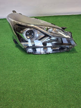 Laden Sie das Bild in den Galerie-Viewer, Frontscheinwerfer Toyota Yaris Rechts Scheinwerfer Headlight SCH5807829080pp