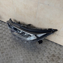 Laden Sie das Bild in den Galerie-Viewer, Frontscheinwerfer Toyota V I LED Ein Satz Scheinwerfer Headlight SCH7648229603pc