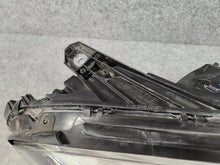 Laden Sie das Bild in den Galerie-Viewer, Frontscheinwerfer Mercedes-Benz W246 A2468201661 030127127200 Xenon Rechts SCH9029967737th