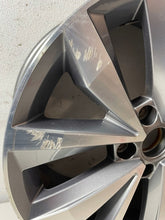 Laden Sie das Bild in den Galerie-Viewer, 1x Alufelge 17 Zoll 7.0" 5x112 45ET Glanz Silber 2GA601025B Mg T-Roc I Rim Wheel FEL1652978875ie