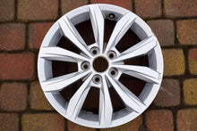 Laden Sie das Bild in den Galerie-Viewer, 1x Alufelge 15 Zoll 5.5&quot; 5x100 40ET Glanz Silber 2G0601025 VW Polo Rim Wheel