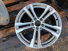 Laden Sie das Bild in den Galerie-Viewer, 1x Alufelge 18 Zoll 8.0" 5x112 43ET Glanz Silber A2134015700 Mercedes-Benz Mg FEL5678323581wx