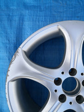 Laden Sie das Bild in den Galerie-Viewer, 1x Alufelge 18 Zoll 7.5" 5x112 44ET Glanz Silber A2054018800 Mercedes-Benz W205 FEL9601851537ni