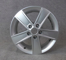 Laden Sie das Bild in den Galerie-Viewer, 1x Alufelge 16 Zoll 6.0&quot; 5x112 48ET Glanz Silber 5E0601025M Skoda Octavia Iii