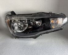 Laden Sie das Bild in den Galerie-Viewer, Frontscheinwerfer Mitsubishi Lancer VIII I 8301C3-38 Rechts Headlight SCH9031082373cw