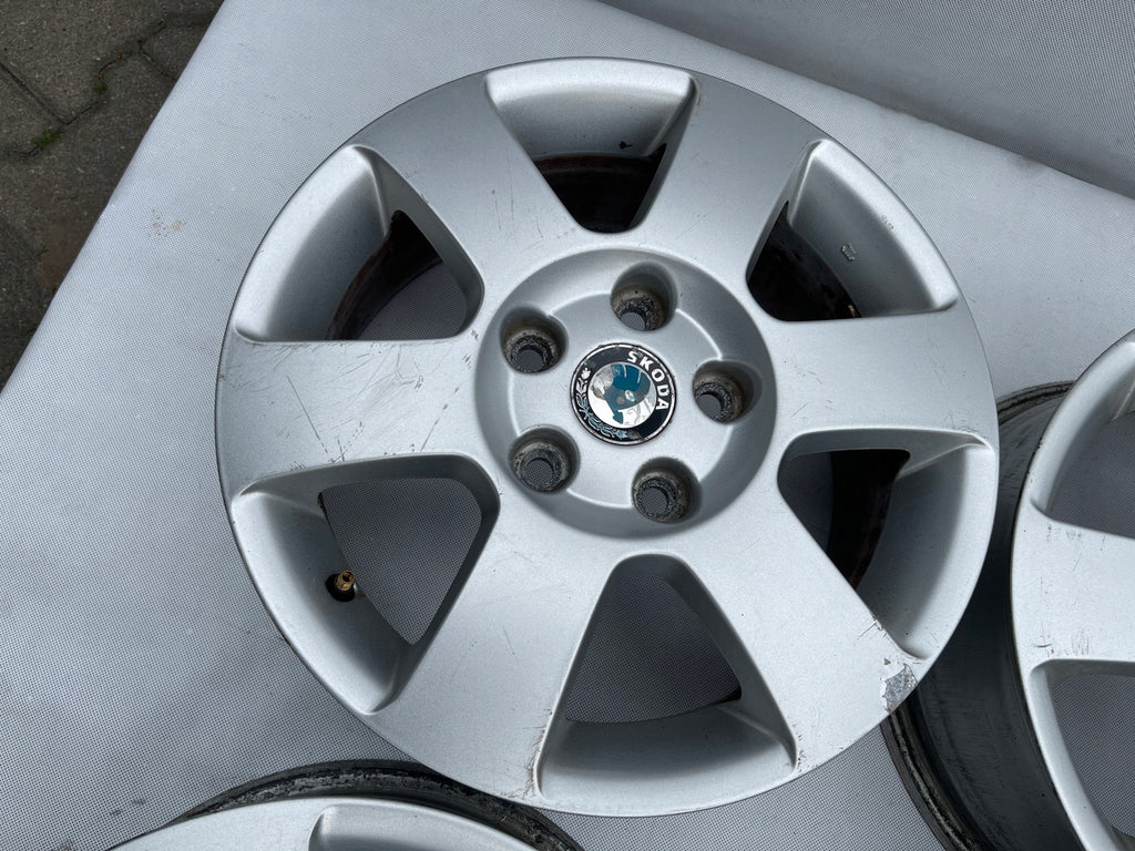 4x Alufelge 15 Zoll 6.0" 5x112 47ET Glanz Silber 1Z0601025K Skoda Octavia