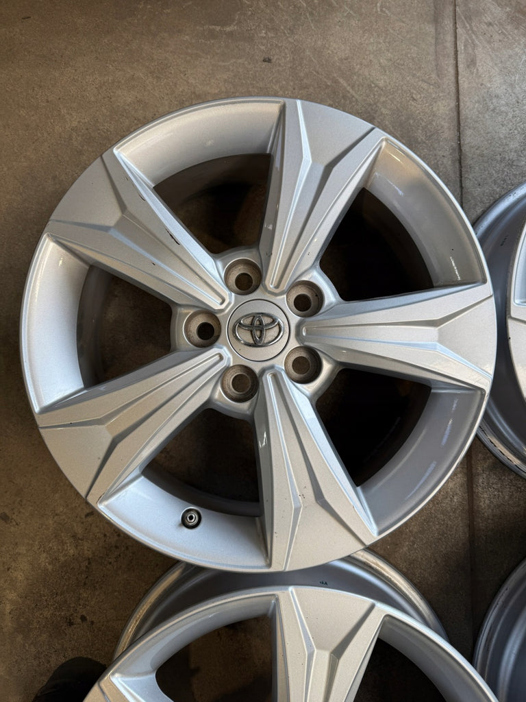 4x Alufelge 17 Zoll 6.5" 5x114.3 45ET Glanz Silber PW457-10001 Toyota C-Hr Chr FEL8017944005bg