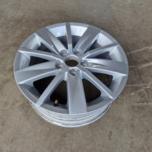 Laden Sie das Bild in den Galerie-Viewer, 1x Alufelge 15 Zoll 6.0&quot; 5x100 40ET Glanz Silber 6C0601025 VW Polo Rim Wheel