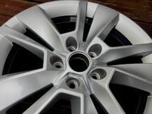 Laden Sie das Bild in den Galerie-Viewer, 1x Alufelge 17 Zoll 7.0" 5x112 45ET Glanz Silber 57A601025C Skoda Karoq FEL7402745295vz