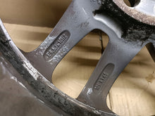 Laden Sie das Bild in den Galerie-Viewer, 1x Alufelge 16 Zoll 6.5" 5x114.3 45ET Glanz Silber 42611-YY500 Mg Auris FEL3108589970lw