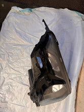 Laden Sie das Bild in den Galerie-Viewer, Frontscheinwerfer Ford Courier III R2X613W029 Rechts Scheinwerfer Headlight SCH8243346156su