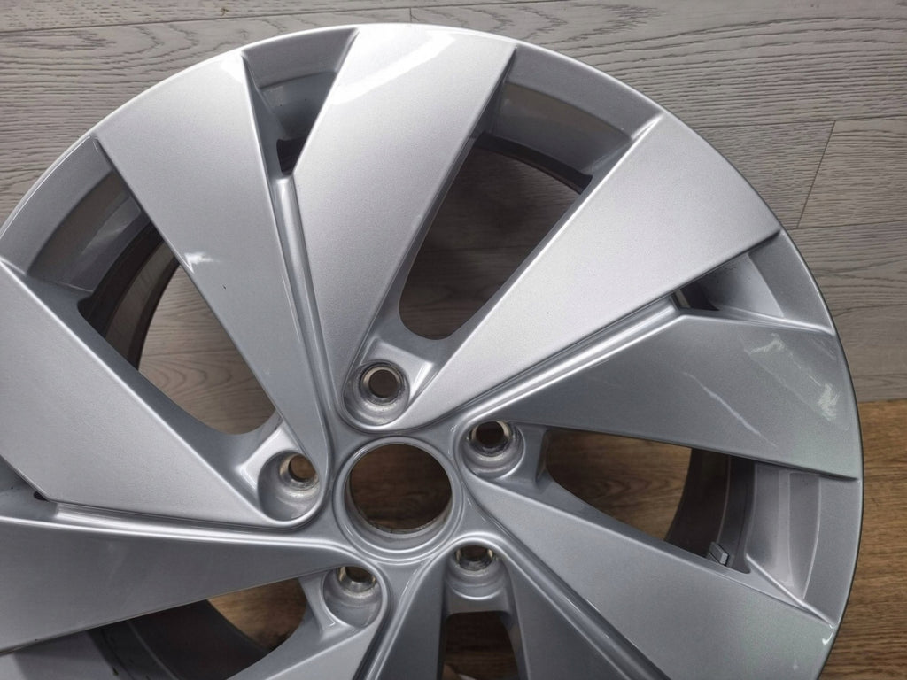 1x Alufelge 17 Zoll 6.5" 5x112 46ET Glanz Silber 5H0601025B VW Golf Viii FEL7448451134me