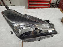 Laden Sie das Bild in den Galerie-Viewer, Frontscheinwerfer Toyota Yaris Rechts Scheinwerfer Headlight SCH3798891628ji