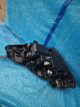 Laden Sie das Bild in den Galerie-Viewer, Frontscheinwerfer Toyota Yaris Rechts Scheinwerfer Headlight