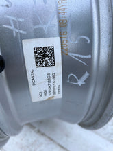 Load image into Gallery viewer, 1x Alufelge 15 Zoll 6.0&quot; 4x100 48ET Glanz Silber 52910-K7100 Hyundai I10 III I20