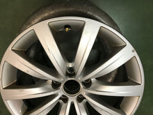 Load image into Gallery viewer, 1x Alufelge 17 Zoll 7.0&quot; 5x112 39ET Glanz Silber 7N0601025 VW Sharan Rim Wheel