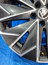 Laden Sie das Bild in den Galerie-Viewer, 1x Alufelge 17 Zoll 6.5&quot; 5x112 658601025F Skoda Scala Rim Wheel