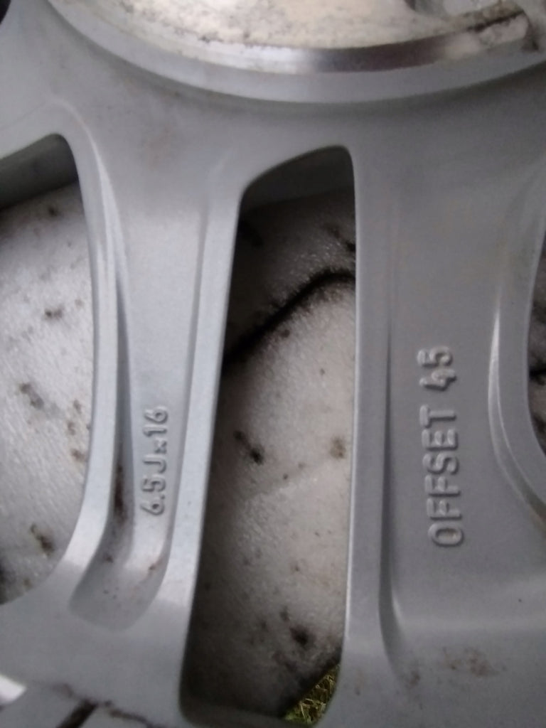 1x Alufelge 16 Zoll 6.5" 5x114.3 45ET Glanz Silber 52910-D7110 Hyundai Rim Wheel