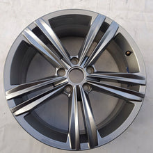 Load image into Gallery viewer, 1x Alufelge 18 Zoll 7.0" 5x112 45ET Glanz Grau 2GA601025G VW T-Roc Troc FEL8541156810dn