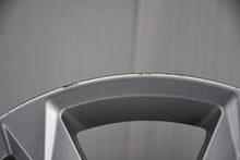 Laden Sie das Bild in den Galerie-Viewer, 1x Alufelge 17 Zoll 7.0" 5x112 45ET Glanz Silber 81A601025AJ Audi Rim Wheel FEL4678111744wl