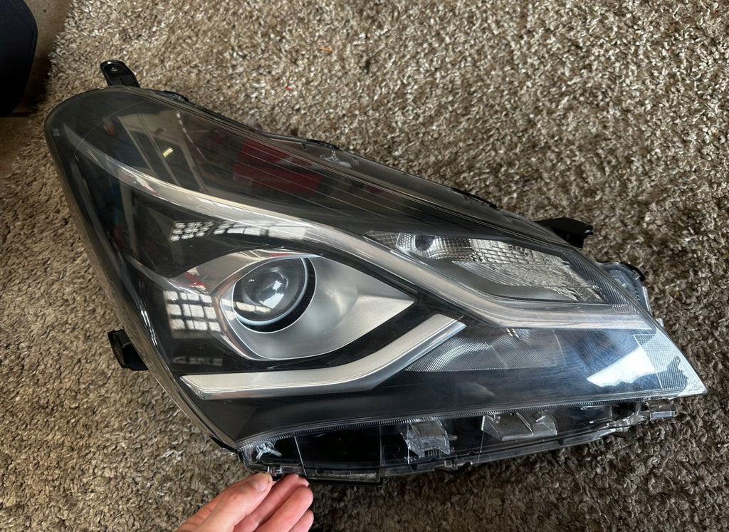 Frontscheinwerfer Toyota Yaris Rechts Scheinwerfer Headlight SCH6744149274zu