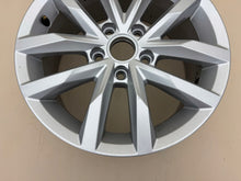 Load image into Gallery viewer, 1x Alufelge 17 Zoll 7.0" 5x114.3 41ET Glanz Silber Mg Passat B8 Rim Wheel FEL9709629553te