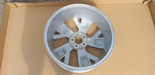 Laden Sie das Bild in den Galerie-Viewer, 1x Alufelge 19 Zoll 7.0" 5x112 43ET Glanz Silber 565601025F Skoda Kodiaq FEL8672874174je