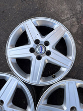 Laden Sie das Bild in den Galerie-Viewer, 1x Alufelge 16 Zoll 6.5" 5x108 52ET Glanz Silber 30671413 Volvo V70 V60 S60 S40 FEL9859916233xb