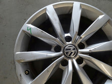 Laden Sie das Bild in den Galerie-Viewer, 1x Alufelge 17 Zoll 7.0" 5x112 49ET Glanz Silber 5G0601025BF VW Rim Wheel FEL1638693552ke
