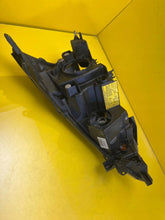 Laden Sie das Bild in den Galerie-Viewer, Frontscheinwerfer Mitsubishi Grandis VAY2708 Xenon Rechts Scheinwerfer Headlight
