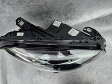 Laden Sie das Bild in den Galerie-Viewer, Frontscheinwerfer Mercedes-Benz W246 A2469062801 Xenon Rechts Headlight