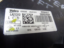 Laden Sie das Bild in den Galerie-Viewer, Frontscheinwerfer Dacia Duster 260602465R LED Links Scheinwerfer Headlight