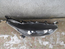 Laden Sie das Bild in den Galerie-Viewer, Frontscheinwerfer Toyota IV Yaris Rechts Scheinwerfer Headlight SCH2576063559ed