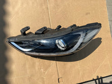 Laden Sie das Bild in den Galerie-Viewer, Frontscheinwerfer Hyundai Elantra 92101-F2 Halogen Links Scheinwerfer Headlight