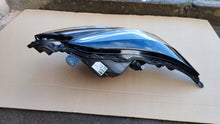 Laden Sie das Bild in den Galerie-Viewer, Frontscheinwerfer Toyota Aygo X 81110-0H260 LED Rechts Scheinwerfer Headlight SCH4552976544xr