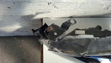 Laden Sie das Bild in den Galerie-Viewer, Frontscheinwerfer Mazda 3 BHT65104 Links Scheinwerfer Headlight SCH4009159392is