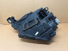 Laden Sie das Bild in den Galerie-Viewer, Frontscheinwerfer Skoda Karoq 57B941010 Rechts Scheinwerfer Headlight SCH8510312559qg