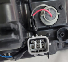 Load image into Gallery viewer, Frontscheinwerfer Toyota Yaris Links Scheinwerfer Headlight