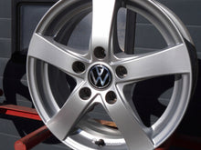 Laden Sie das Bild in den Galerie-Viewer, 4x Alufelge 15 Zoll 6.0" 5x112 43ET Glanz Silber Seat Leon Octavia III Golf Viii FEL1667635927xs