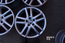 Laden Sie das Bild in den Galerie-Viewer, 4x Alufelge 17 Zoll 7.0" 5x112 54ET 1K0601025AF VW Caddy V Golf VI Touran I FEL1409383922et